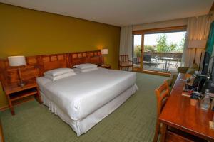 Letto o letti in una camera di Wyndham Puerto Varas Pettra