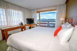 Letto o letti in una camera di Wyndham Puerto Varas Pettra