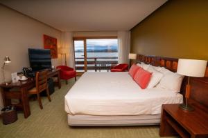 Letto o letti in una camera di Wyndham Puerto Varas Pettra