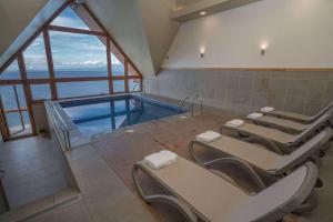 Piscina di Wyndham Puerto Varas Pettra o nelle vicinanze