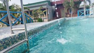 TajpurThe Promise Hotel and Resort的房子前面的游泳池