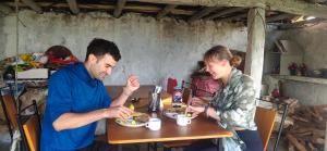 Minuman di Into the mountain