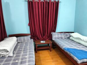 Tempat tidur dalam kamar di Into the mountain