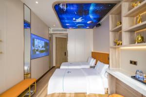 a bedroom with a large bed and a blue ceiling at Dequan Luxury HotelGuomao BranchThe subway is right outside the door Coffee, fruits, snacks, a gym and a laundry room are provided for free in the lobby in Beijing