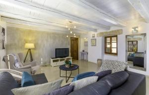 Televisyen dan/atau pusat hiburan di Beautiful Villa Jadreska with pool in Kanfanar