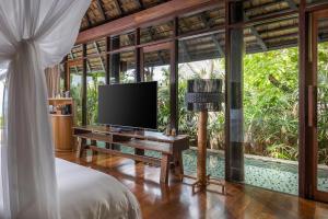 TV a/nebo společenská místnost v ubytování Silavadee Pool Spa Resort - SHA Extra Plus