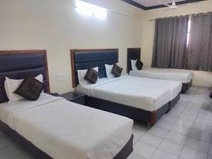 Voodi või voodid majutusasutuse Hotel Ranjit Residency toas +37 fotot