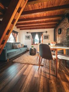 Posezení v ubytování WoodenHouse with two Apartments