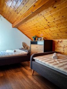 Postel nebo postele na pokoji v ubytování WoodenHouse with two Apartments