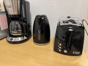 two toaster and a blender on a table at Gemütliche Wohnung direkt am Bahnhof perfekte Lage in Bitterfeld