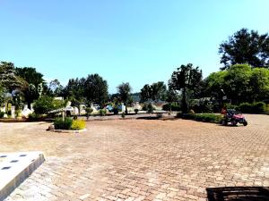 KagioSILVER SLOPES RESORT AND SPA的停放在公园的摩托车停车场