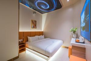 Letto o letti in una camera di Dequan Luxury Hotel Bird's Nest BranchCoffee, fruits, snacks, a gym and a laundry room are provided for free in the lobby