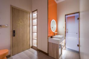 Bagno di Dequan Luxury Hotel Bird's Nest BranchCoffee, fruits, snacks, a gym and a laundry room are provided for free in the lobby