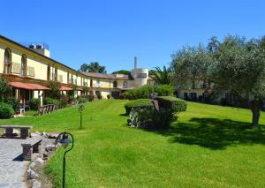 Giardino di Hotel with swimming-pool in Arborea just 600 meters from the sea