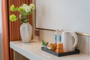 Set per la preparazione di tè e caffè presso Dequan Luxury Hotel Bird's Nest BranchCoffee, fruits, snacks, a gym and a laundry room are provided for free in the lobby
