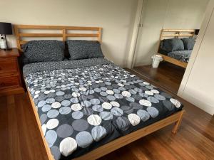 Postel nebo postele na pokoji v ubytování Room in Kew East + 1 fotografie
