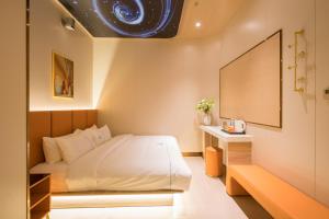 Area soggiorno di Dequan Luxury Hotel Bird's Nest BranchCoffee, fruits, snacks, a gym and a laundry room are provided for free in the lobby