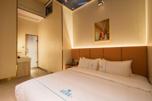 Letto o letti in una camera di Dequan Luxury Hotel Bird's Nest BranchCoffee, fruits, snacks, a gym and a laundry room are provided for free in the lobby
