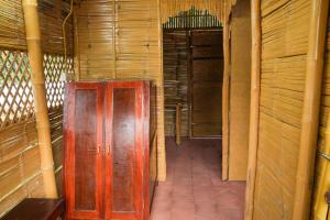 KodanadBethel Heritage Resort的建筑中一个空房间,有木门