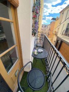 a small table and chair on a balcony at Ebro Valley Apartment in Móra d'Ebre