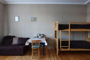Camera con tavolo, divano e letti a castello. di Family Hotel 7 Sisters a Kazbegi