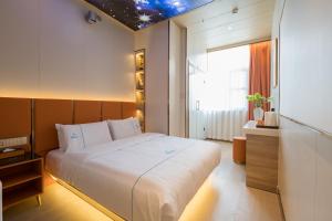 Letto o letti in una camera di Dequan Luxury Hotel Bird's Nest BranchCoffee, fruits, snacks, a gym and a laundry room are provided for free in the lobby