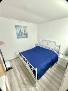 une chambre avec un lit bleu dans une pièce blanche dans l'établissement Dubrovnik sweet little corner apartment, à Dubrovnik