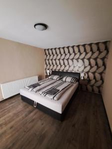 Un pat sau paturi într-o cameră la Vivien apartman