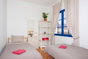 1 Schlafzimmer mit 2 Betten und einem Fenster in der Unterkunft Casa del Rio in Caleta de Sebo