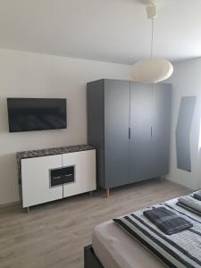 Un pat sau paturi într-o cameră la Vivien apartman