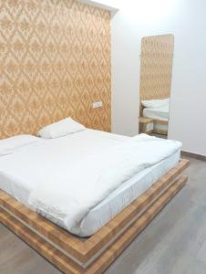 Postel nebo postele na pokoji v ubytování Hotel O Shubkamna