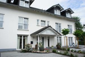 LahnauにあるDas kleine Hotel Lahnauの黒屋根白屋根