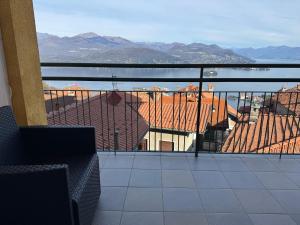 a balcony with a view of a city and mountains at Nide House in Someraro
