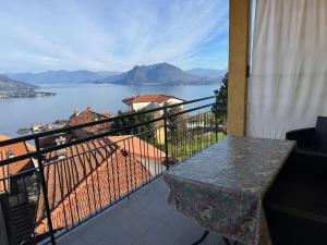 a balcony with a table and a view of a lake at Nide House in Someraro