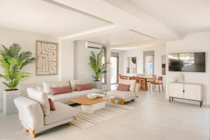 TV a/nebo společenská místnost v ubytování Suite 101 - Ionian Treasure Suites