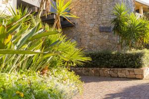 Giardino di Hotel with swimming-pool in Arborea just 600 meters from the sea