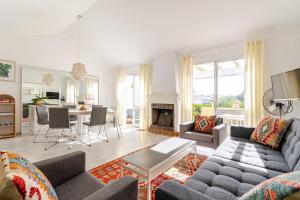 a living room with a couch and a table at Casa Tropicana Family & Golf in Sitio de Calahonda