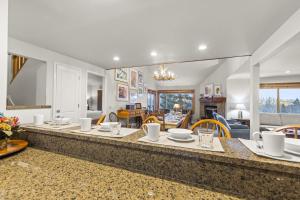 una sala da pranzo e un soggiorno con tavolo e sedie di SNOW FLOWER 041 condo a Park City