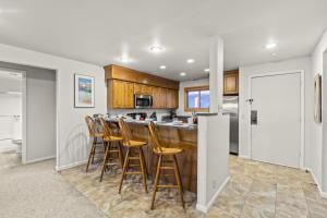 una cucina con bar con sgabelli di SNOW FLOWER 041 condo a Park City Altre 53 foto