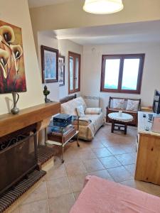 Una sala de estar con un sofá y una chimenea. en Duplex Belvédère-Campomoro, vue mer, en Belvédère