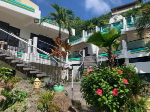 长滩岛乌龟客栈度假村的前面有楼梯和鲜花的建筑
