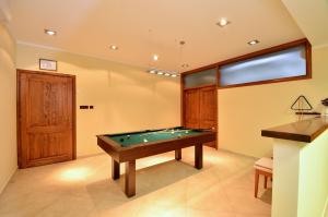 Biliár nebo kulečník v ubytování Luxury Villa Maslina with private pool & jacuzzi