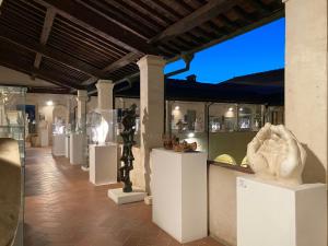 ピエトラサンタにあるPietrasanta Ai Teatriの多数の彫刻を展示した博物館