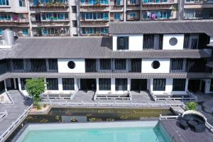 Gongxili-Xijian Hotel - Kunming Dongfeng East Road Dashuying Metro Station内部或周边的泳池