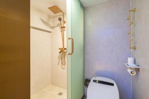De quan Hotel Free breakfast and lunch are provided Coffee beverages andsnacks are available in the lobby Free access to the gym and laundry room Located in the city center, near Shifoying的一间浴室