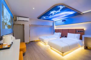 De quan Hotel Free breakfast and lunch are provided Coffee beverages andsnacks are available in the lobby Free access to the gym and laundry room Located in the city center, near Shifoying客房内的一张或多张床位