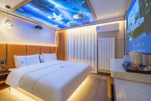De quan Hotel Free breakfast and lunch are provided Coffee beverages andsnacks are available in the lobby Free access to the gym and laundry room Located in the city center, near Shifoying客房内的一张或多张床位