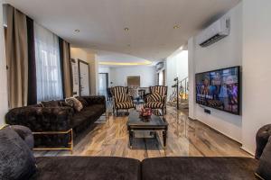 Μια τηλεόραση ή/και κέντρο ψυχαγωγίας στο Red Premıum Avangarde Şık Mimari