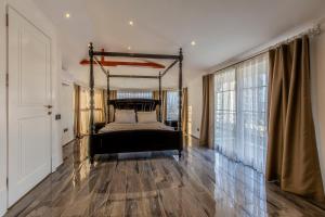 Ένα ή περισσότερα κρεβάτια σε δωμάτιο στο Red Premıum Avangarde Şık Mimari