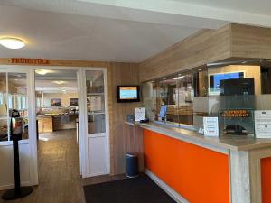 a restaurant with a counter with an orange at Schwedenhaus Wismar in Wismar
